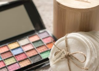 Skuteczne metody oczyszczania delikatnej skóry okolic oczu z makijażu